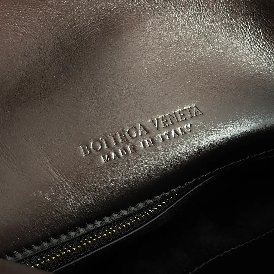 Batch 1680 Inspired by the 1970s, the Bottega Veneta women's logo shoulder bag has a smooth leather surface that brings a clean and handsome feel, just like the neatness and tenacity of a working woman. The front buckle is made of high-quality hardware pendant, the overall retro elegance, and the excellent leather feels soft. This Bottega Veneta series can be described as beautiful, weakening the complexity of the outfit, not competing for it, and only using the best quality to interpret itself. Style number: 806034 (large size) Size: 30*20*8cm